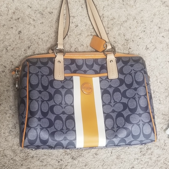 Coach handbag, medium size - Picture 1 of 2